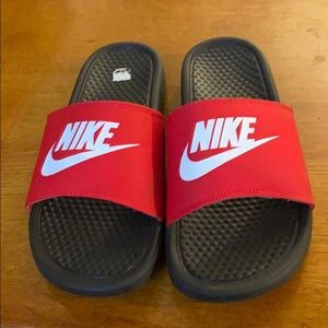 Red Nike slide’s